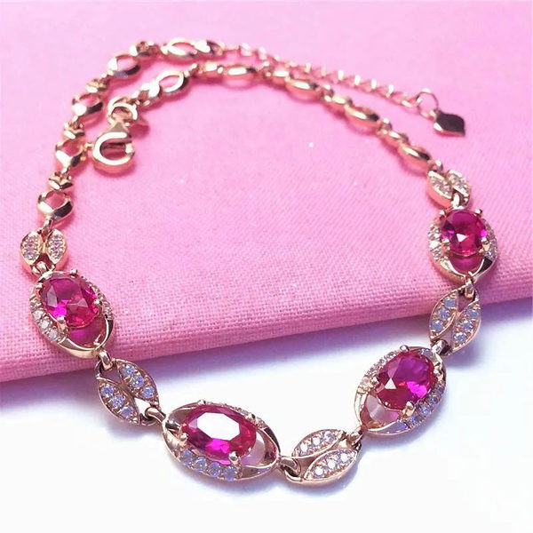 Елегантна дамска гривна в златист цвят с камъни