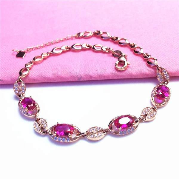 Елегантна дамска гривна в златист цвят с камъни