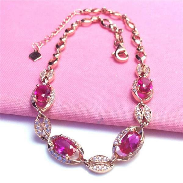 Елегантна дамска гривна в златист цвят с камъни