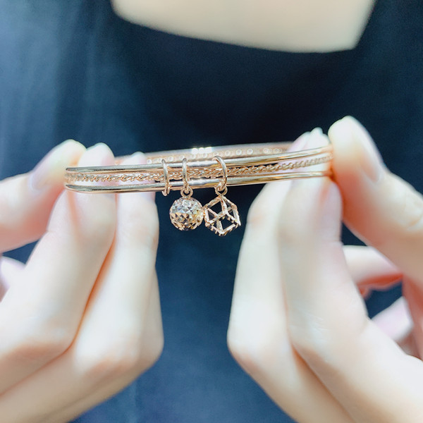 Стилна дамска гривна в златист цвят с висулки