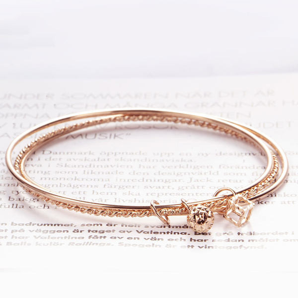 Стилна дамска гривна в златист цвят с висулки