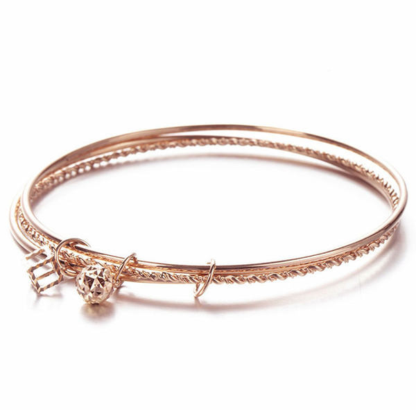 Стилна дамска гривна в златист цвят с висулки