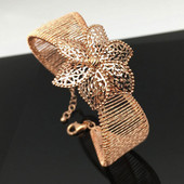 Naiste moodne käevõru 3D lilleelemendiga