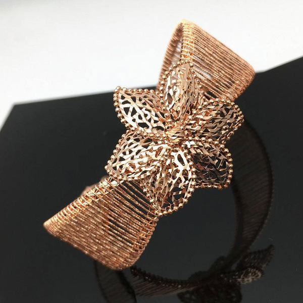 Naiste moodne käevõru 3D lilleelemendiga