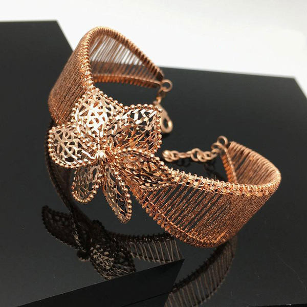 Naiste moodne käevõru 3D lilleelemendiga