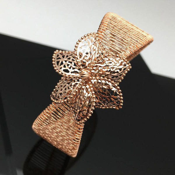 Naiste moodne käevõru 3D lilleelemendiga