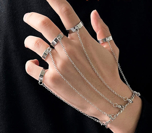 Moteriška apyrankė su žiedais