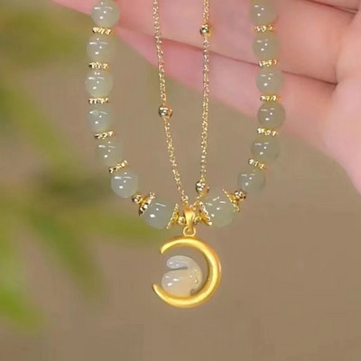 Moteriška apyrankė - su spalvingais karoliukais ir pakabuku