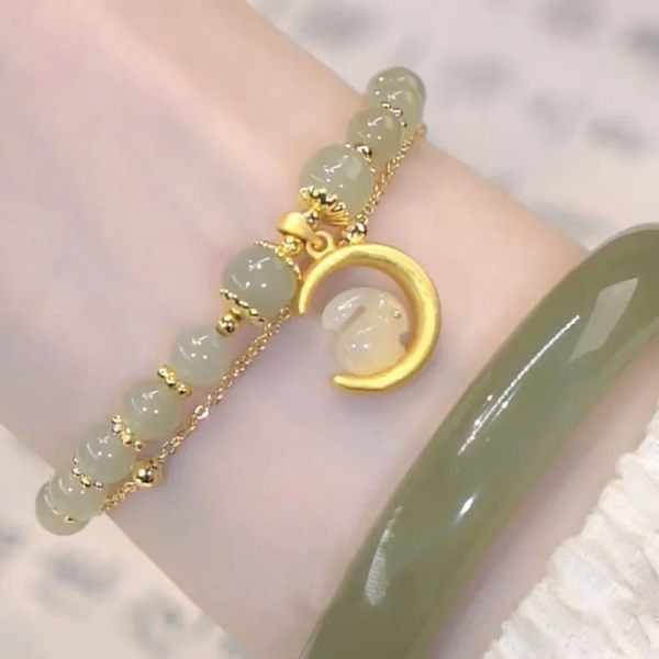 Moteriška apyrankė - su spalvingais karoliukais ir pakabuku