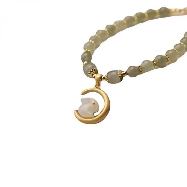 Moteriška apyrankė - su spalvingais karoliukais ir pakabuku