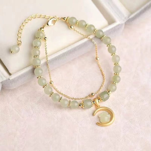 Moteriška apyrankė - su spalvingais karoliukais ir pakabuku