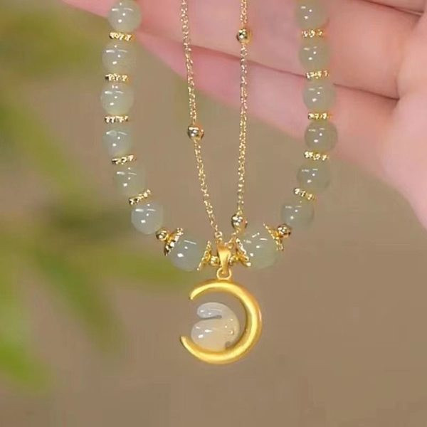 Moteriška apyrankė - su spalvingais karoliukais ir pakabuku