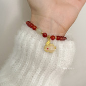 Ежедневна дамска гривна с мъниста и висулка заек