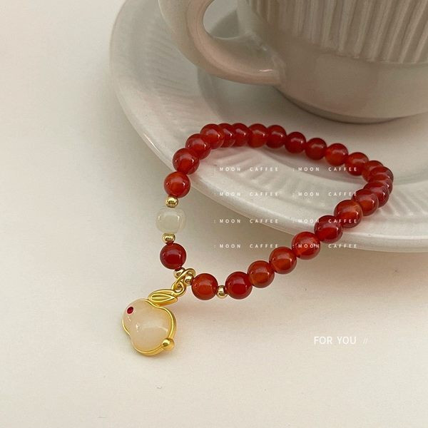 Ежедневна дамска гривна с мъниста и висулка заек