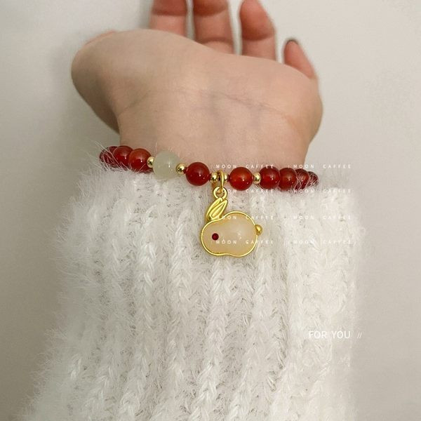 Ежедневна дамска гривна с мъниста и висулка заек