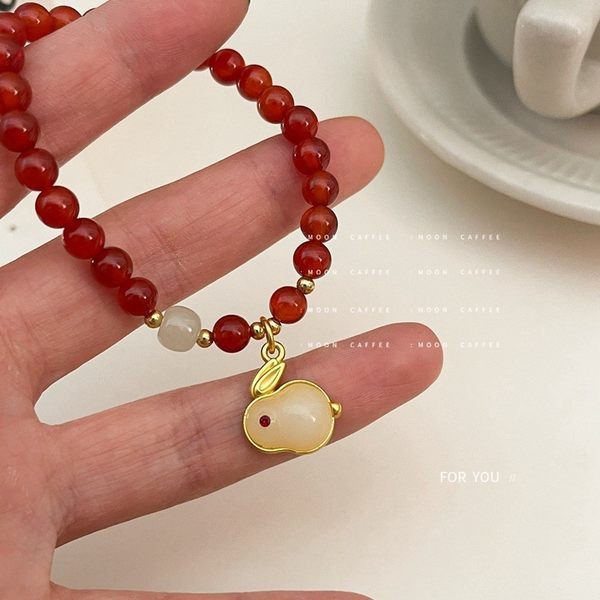 Ежедневна дамска гривна с мъниста и висулка заек