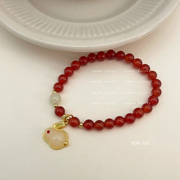 Ежедневна дамска гривна с мъниста и висулка заек