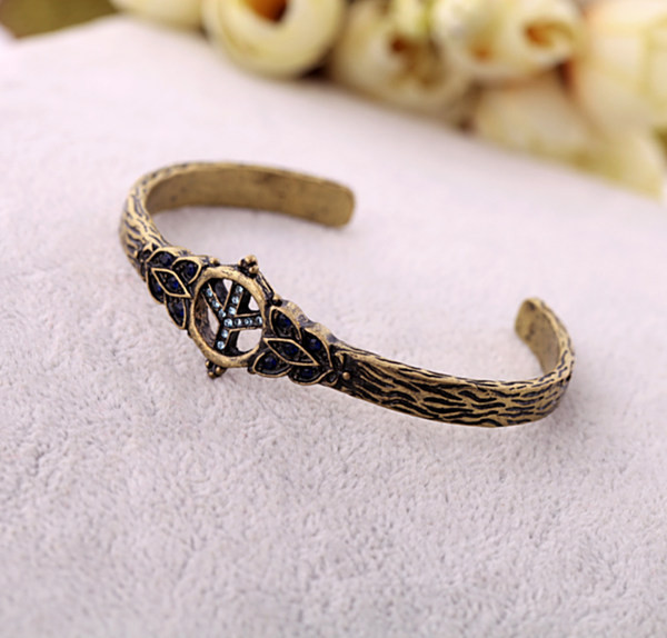 Γυναικείο βραχιόλι σε διάφορα μοντέλα με διακοσμητικές πέτρες