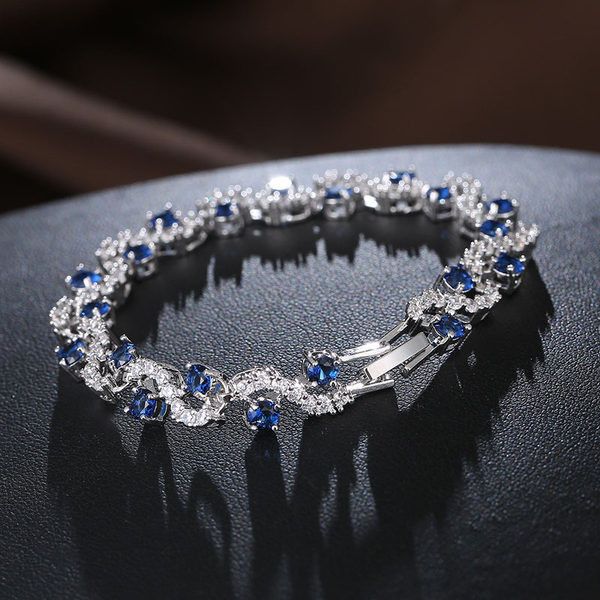 Дамска стилна гривна- с камъни