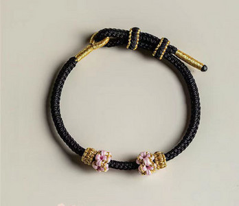 Дамска гривна с - метална висулка 