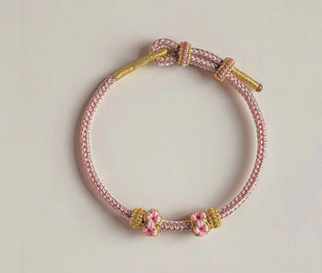 Дамска гривна с - метална висулка 