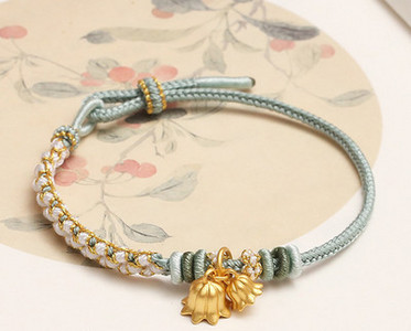 Дамска гривна с - метална висулка 