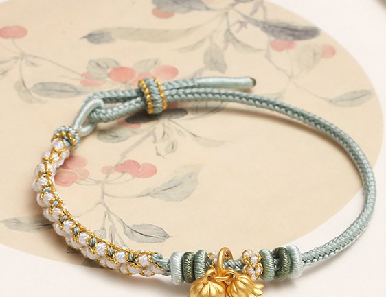 Дамска гривна с - метална висулка 