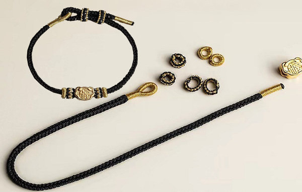 Дамска гривна с - метална висулка 