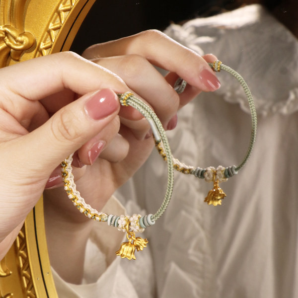 Дамска гривна с - метална висулка 