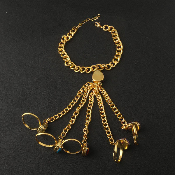 Elegantne naiste sõrmustega käevõru