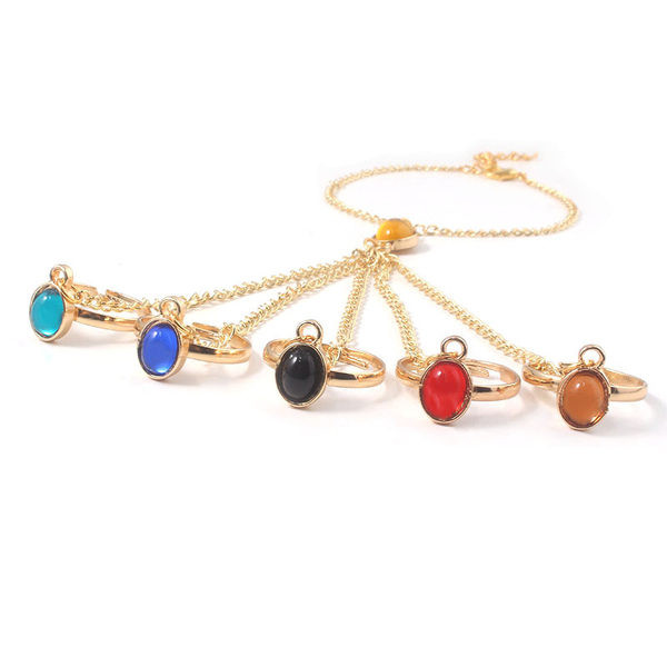 Elegantne naiste sõrmustega käevõru