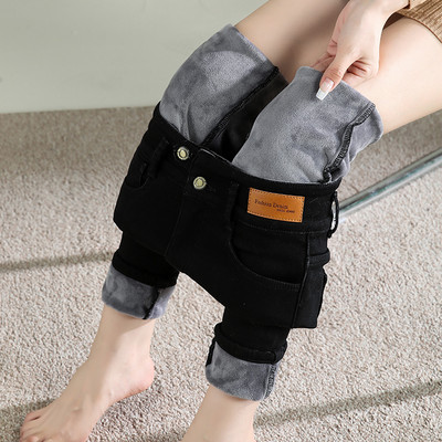 Γυναικεία casual τζιν σε ανοιχτά και σκούρα χρώματα