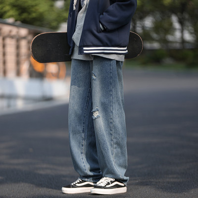 Ανδρικό τζιν με φαρδύ πόδι με σκισμένα μοτίβα