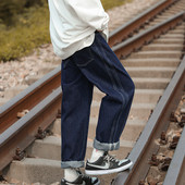 Muški model traperica sa širokim džepom