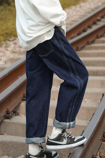 Muški model traperica sa širokim džepom