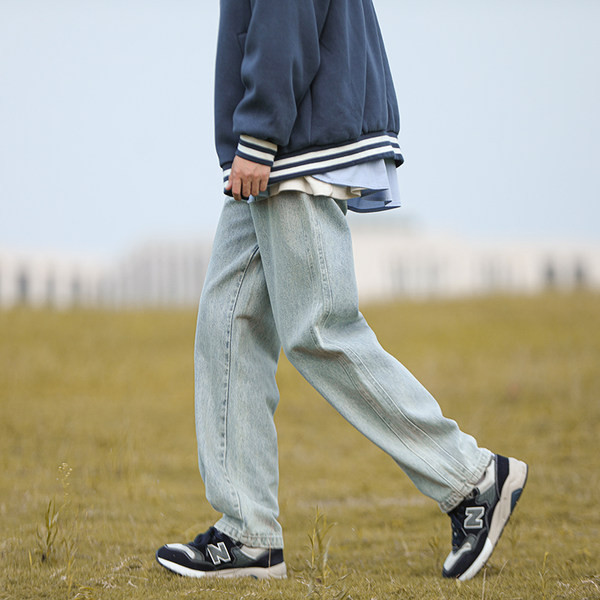 Muški model traperica sa širokim džepom