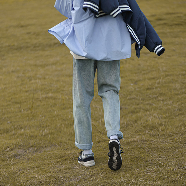 Muški model traperica sa širokim džepom