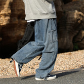 Laia mudeliga meeste teksad küljetaskutega