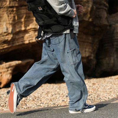 Laia mudeliga meeste teksad küljetaskutega