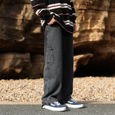 Laia mudeliga meeste teksad küljetaskutega