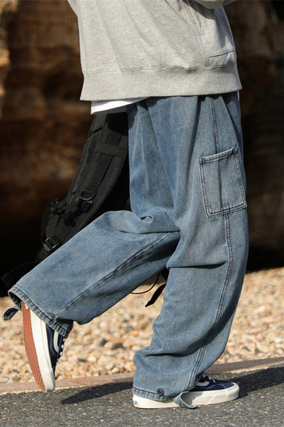 Laia mudeliga meeste teksad küljetaskutega