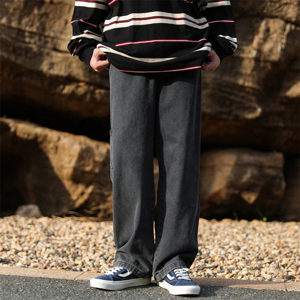 Laia mudeliga meeste teksad küljetaskutega