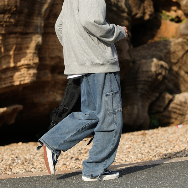 Laia mudeliga meeste teksad küljetaskutega