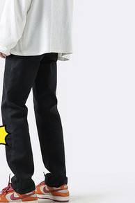 Muške crne poderane traperice s uzorkom