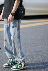 Ανδρικό τζιν casual με απλικέ