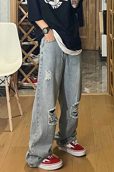 Ανδρικό τζιν με φαρδιά εφαρμογή με τσέπη και σκισμένο μοτίβο