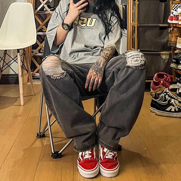 Ανδρικό τζιν με φαρδιά εφαρμογή με τσέπη και σκισμένο μοτίβο