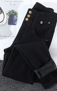 Ležerne ženske traperice - s visokim strukom i gumbima