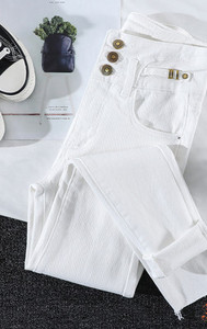 Ležerne ženske traperice - s visokim strukom i gumbima