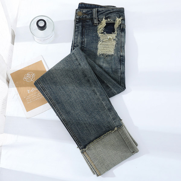 Ležerne ženske traperice s podstavom od flisa i poderanim elementima